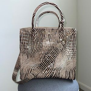 Brahmin animal print, lightly used handbag in EXCELLENT condition.